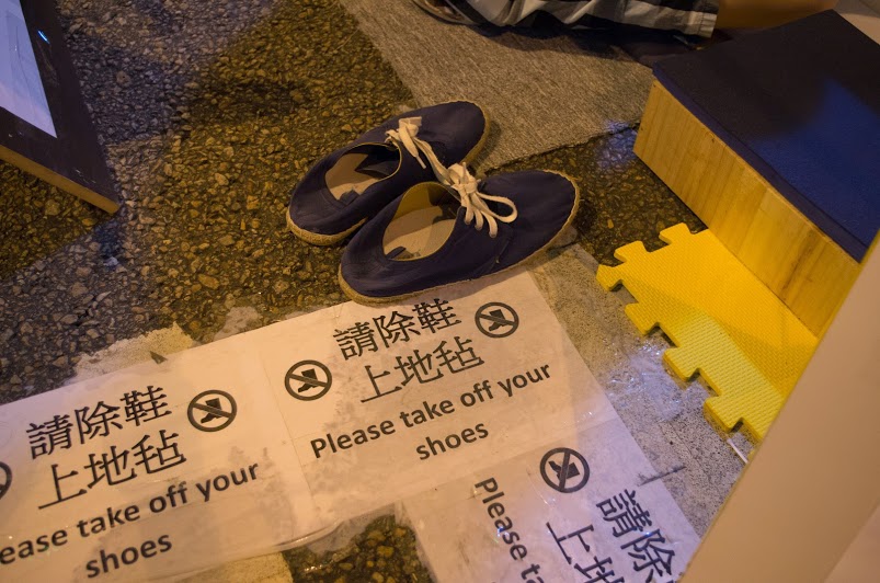 please take off your shoes sign